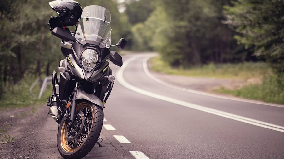Motorradfahrerin verursacht Unfall auf Parkplatz