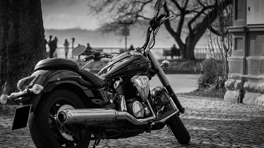 Motorradfahrer stürzt in Rechtskurve der S 228