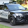 Mann verursacht Straftaten während Polizeikontrolle