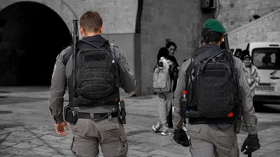 Polizei sichert Anscheinswaffe und Schlagring
