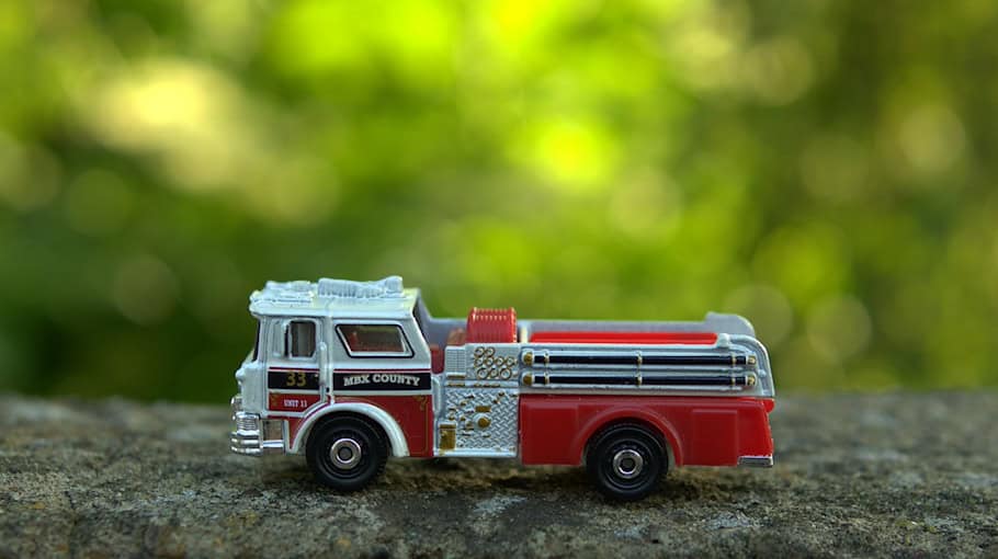 Brand in Werkstatt und Pkw in Pausa gelöscht