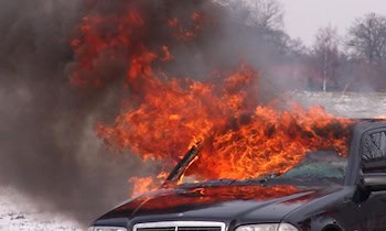 Brandstiftung im Mehrfamilienhaus und leerstehenden Gebäude