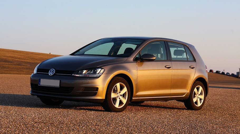 VW Golf auf der August-Bebel-Straße beschädigt
