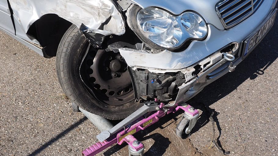 Alkoholisierter Fahrer flüchtet nach Überschlag