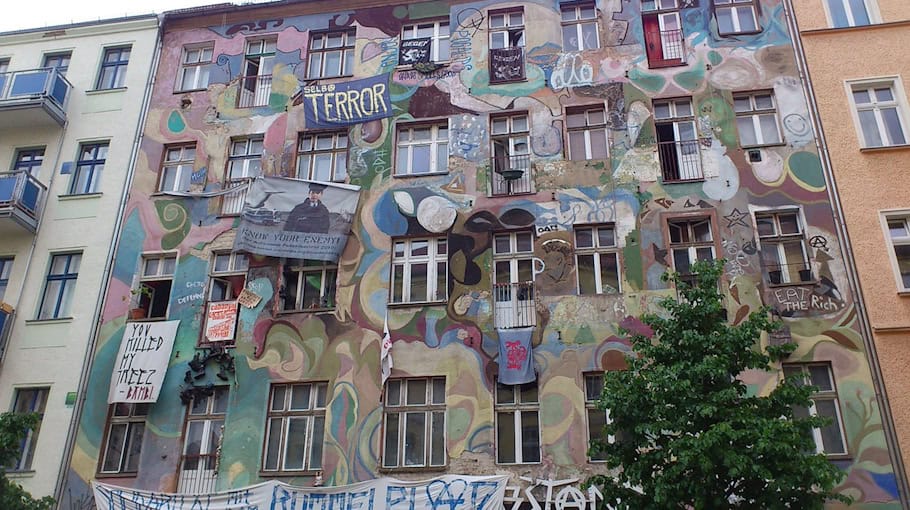 Polizeieinsatz bei Hausbesetzung in der Bernhardstraße