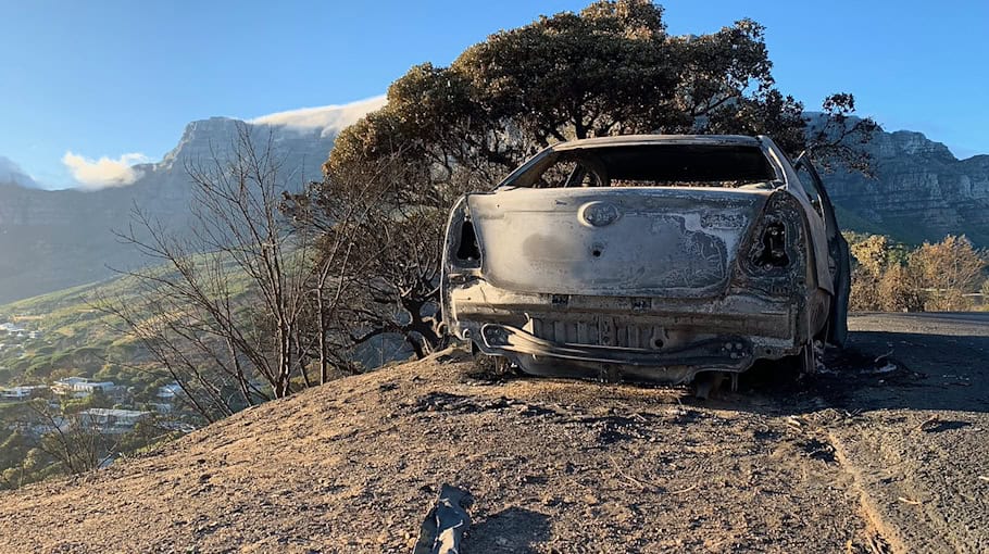 Brand eines Audi A6 auf Parkplatz
