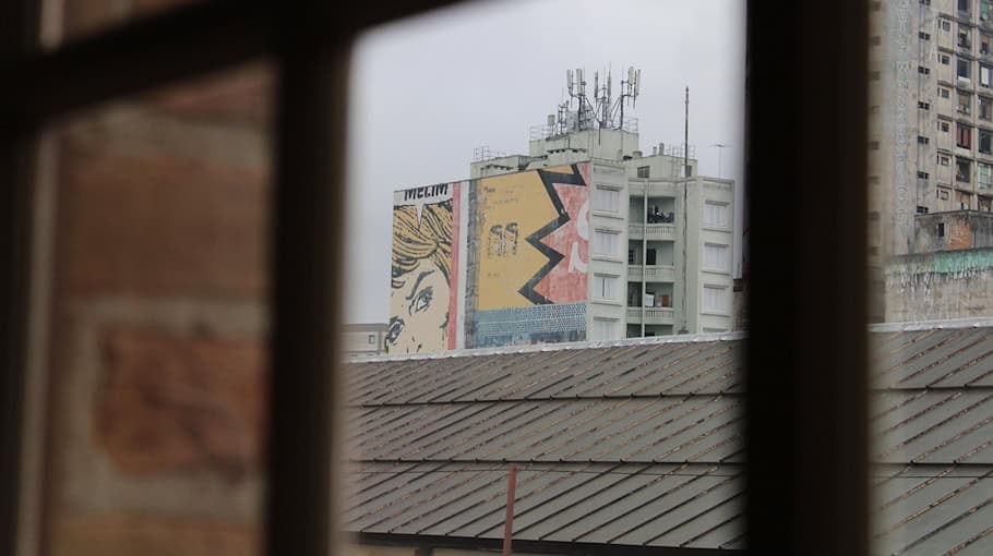 Hausfassade an Lili-Elbe-Straße mit Graffiti besprüht