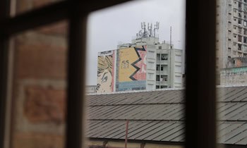 Hausfassade an Lili-Elbe-Straße mit Graffiti besprüht