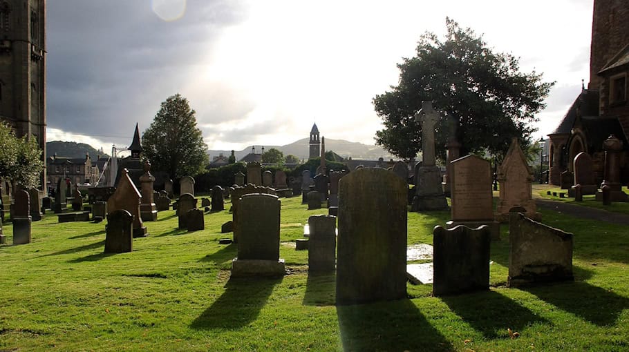 Unbekannte beschädigen Gräber auf Friedhof