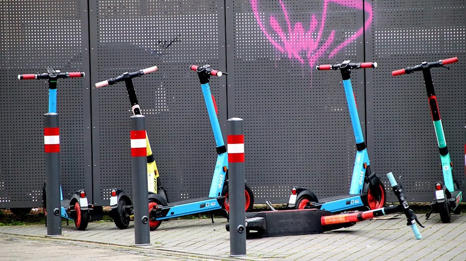 Frau ohne Versicherung auf E-Scooter kontrolliert