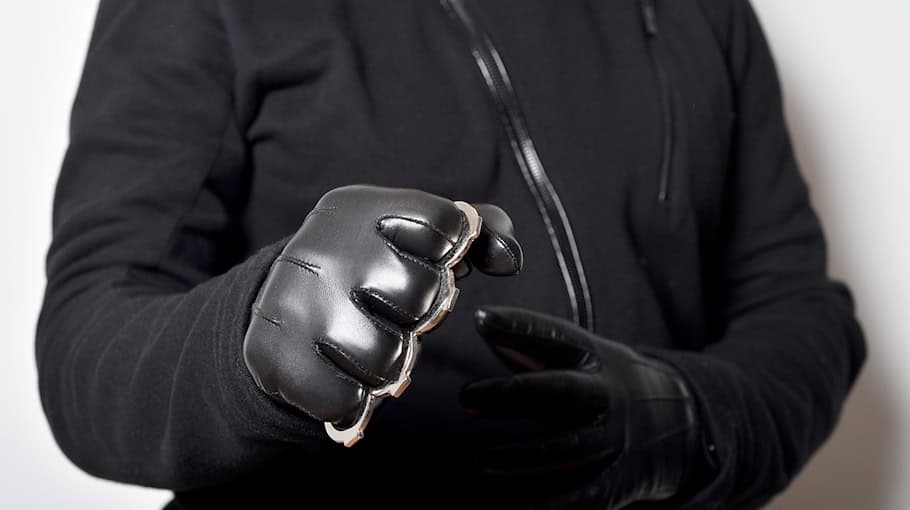 Jugendlicher mit Schlagring auf Rosa-Luxemburg-Straße kontrolliert