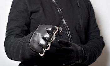 Jugendlicher mit Schlagring auf Rosa-Luxemburg-Straße kontrolliert
