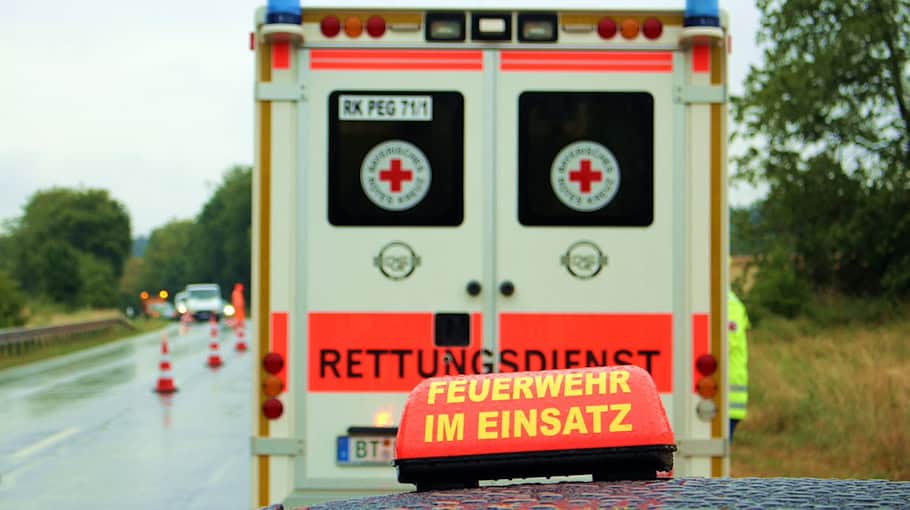Unbekannte werfen Pyrotechnik auf Rettungswagen