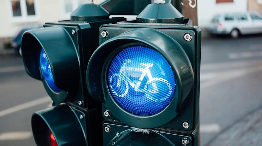 Fahrradfahrer stürzt betrunken vor Polizei