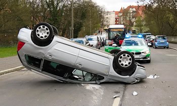 Kind bei Verkehrsunfall auf Parkplatz eingeklemmt
