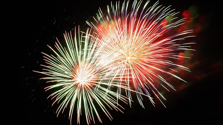 Pyrotechnik und Rauch im Gästefanblock bei Fußballspiel