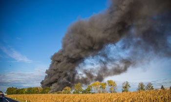 Feuer zerstört zwei Kleinkrafträder am Einsatzort