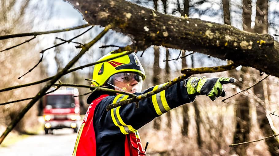 Brand im Mehrfamilienhaus durch Unrat im Keller