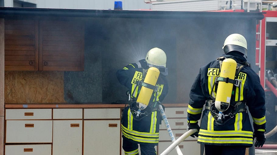 Küchenbrand in Mehrfamilienhaus verursacht Rauchvergiftung