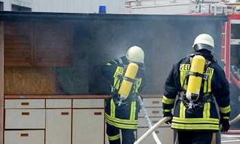 Küchenbrand in Mehrfamilienhaus verursacht Rauchvergiftung