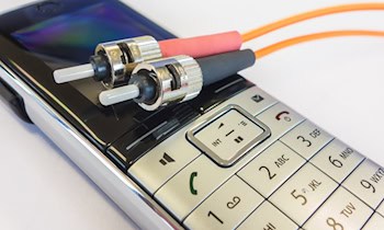 Unbekannte stehlen Glasfaser- und Kupferkabel