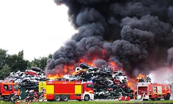Feuerwehr löscht Brand in Auerbachs Friedrich-Ebert-Straße