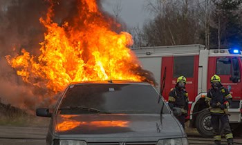 Vier Pkw brennen auf Firmenparkplatz aus