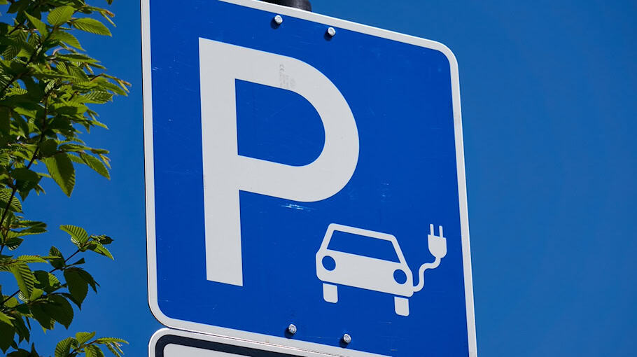 Stromkabel-Diebstahl an E-Ladesäule auf Parkplatz