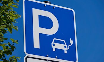 Stromkabel-Diebstahl an E-Ladesäule auf Parkplatz