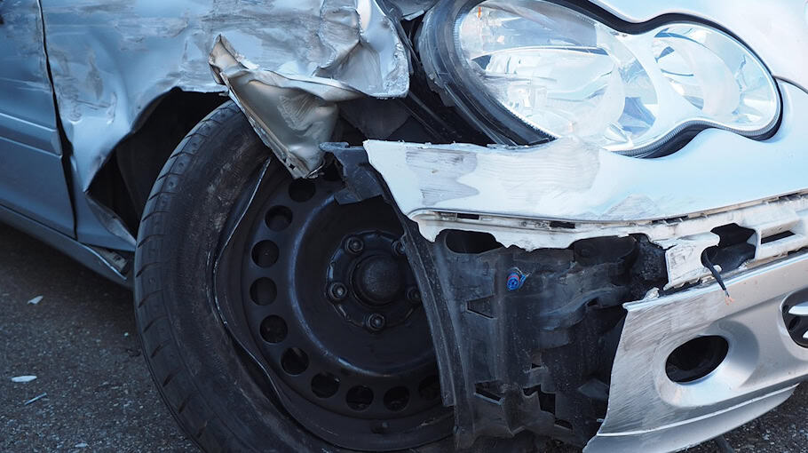 Unfall mit Fahrerflucht in Glauchau: Grauer Peugeot beschädigt