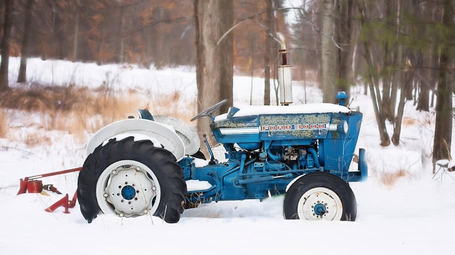 Diebstahl eines blauen New Holland Traktors in Chemnitz