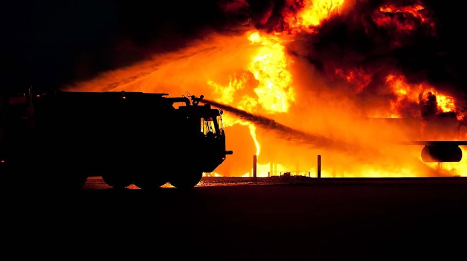Feuerwehr löscht brennende Arbeitsmaschine in Niederfrohna