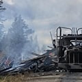 Lkw-Auflieger kippt im Kreisverkehr Neudorf um