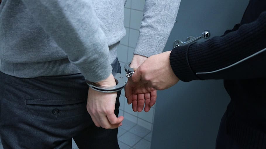 Betrüger festgenommen: Vermittlungsbetrug mit Buchsammlungen in Leipzig aufgedeckt
