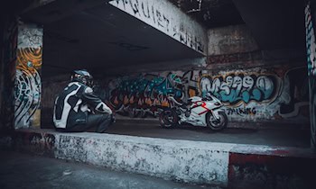 Schmierereien und Graffiti an Geschäftsgebäude in Weißwasser