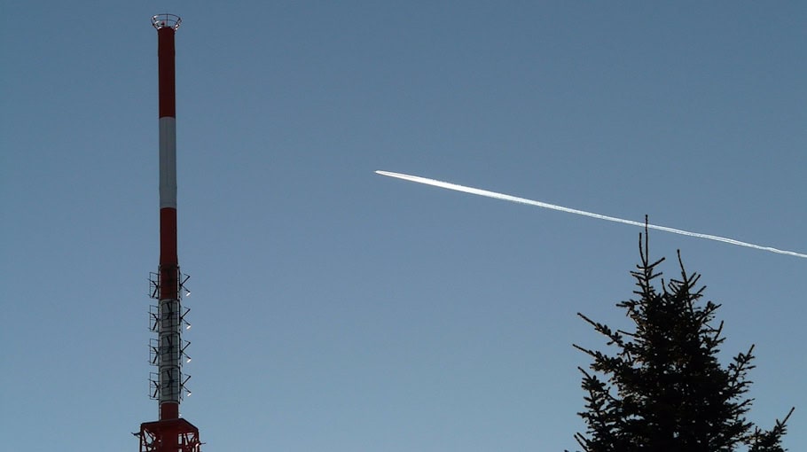 Jugendliche klettern auf Funkmast am Windberg