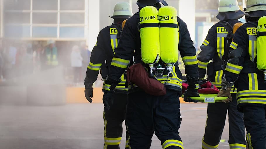 Strohballenpresse brennt bei Feldarbeiten in Freiberg