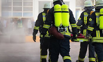 Strohballenpresse brennt bei Feldarbeiten in Freiberg