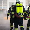 Strohballenpresse brennt bei Feldarbeiten in Freiberg