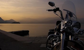 Leicht verletzter Motorradfahrer bei Unfall an Einmündung