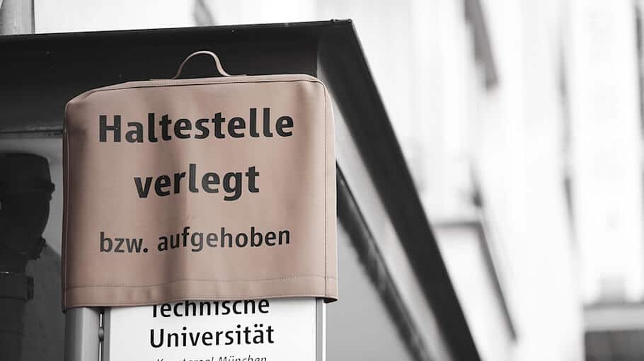 Frau an Haltestelle beleidigt und bedroht