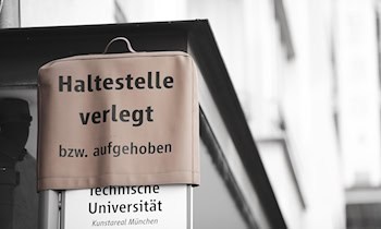 Frau an Haltestelle beleidigt und bedroht