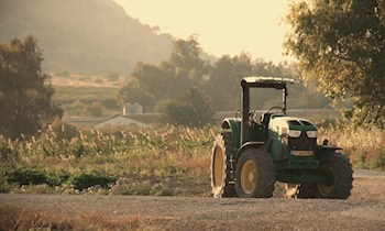 Umgekippte Traktor-Anhänger in Limbach-Oberfrohna