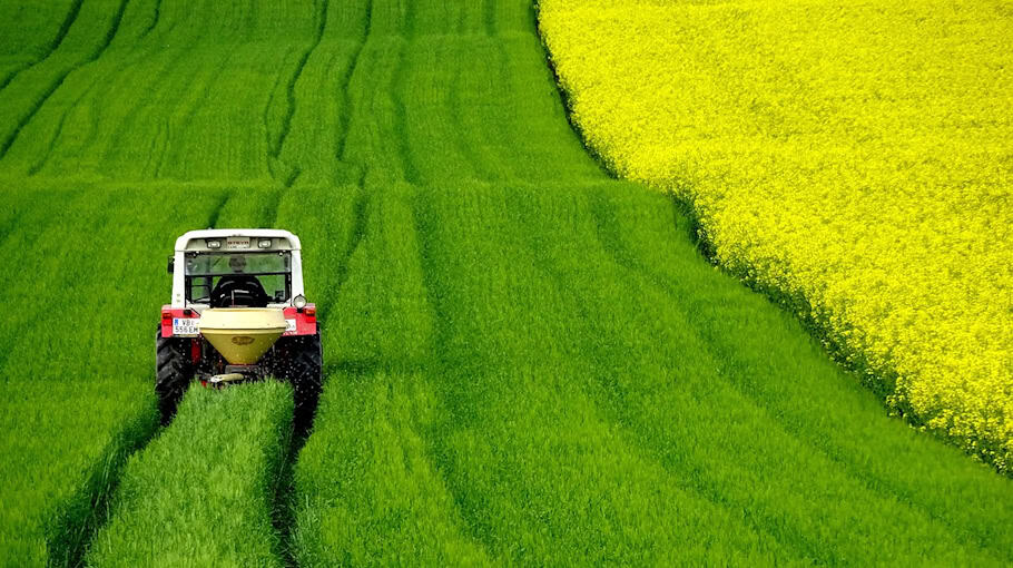 Rückwärts aufgefahrener Traktor in Boxberg – Zeugen gesucht