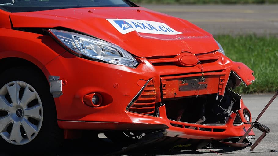 Ford Fiesta kippt in Graben in Sohland