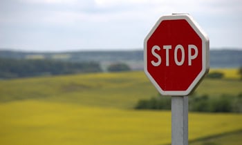 Vandalismus: Verkehrsschilder aus dem Boden gerissen