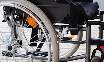 Krankenfahrstuhl überschlägt sich in Rothschönberg