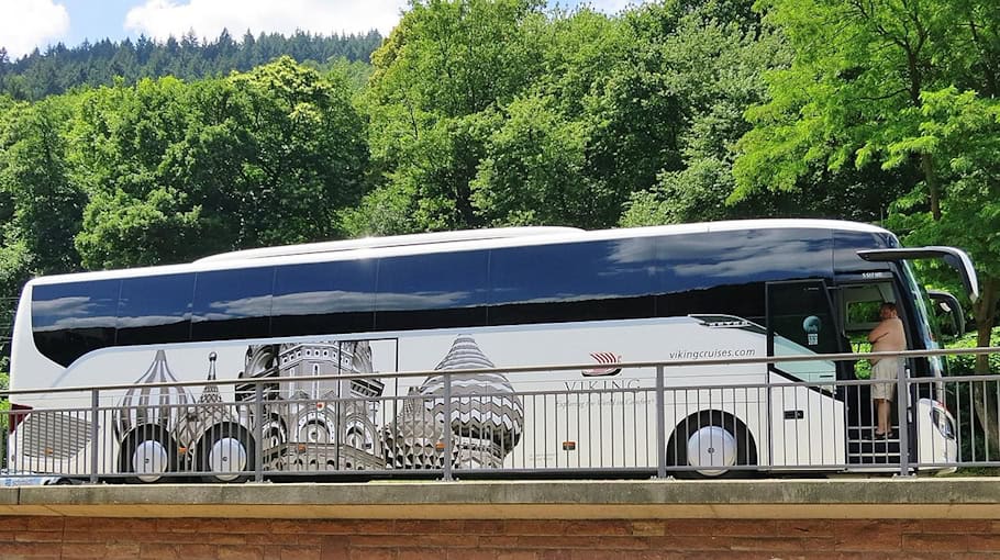 Reisebus übersieht Baustelle auf A17 bei Breitenau