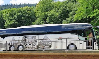 Reisebus übersieht Baustelle auf A17 bei Breitenau