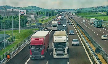 Polizeikontrolle: Überholverbot für Lkw auf der Autobahn 4
